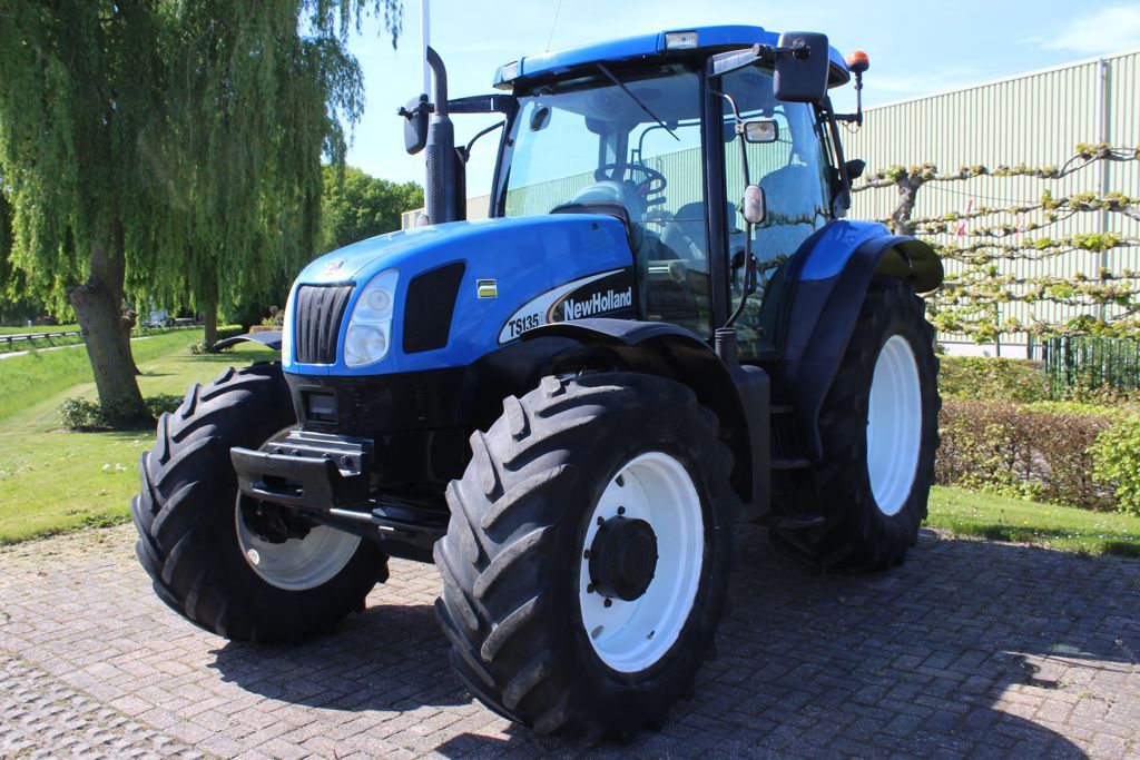 New Holland TS135A