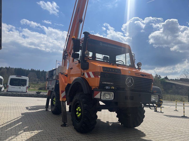 Mercedes-Benz Unimog U1400 mit großer Arbeitsbühne