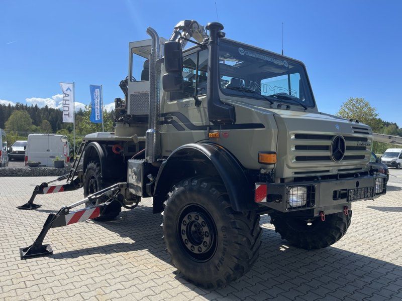 Mercedes-Benz Unimog U5000 mit Kran-Bagger-Lof Zulassung