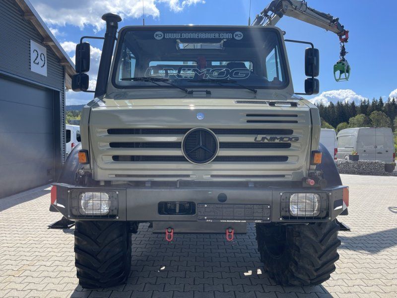 Mercedes-Benz Unimog U5000 mit Kran-Bagger-Lof Zulassung