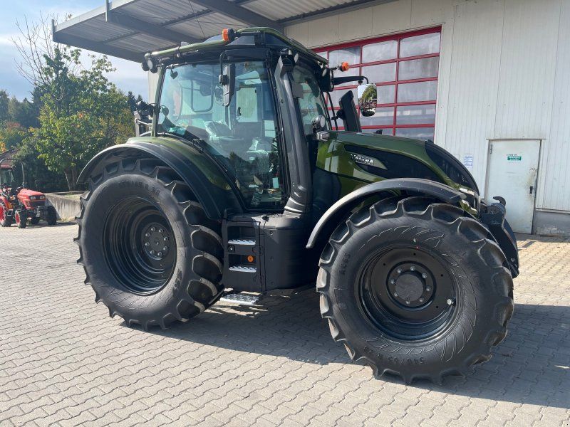 Valtra N175 D mit Rüfa und FK