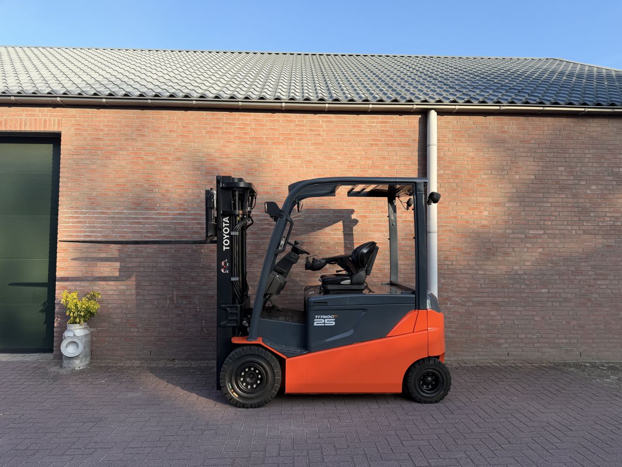 Toyota 8FBMT25 2500kg triplo elektrische heftruck
