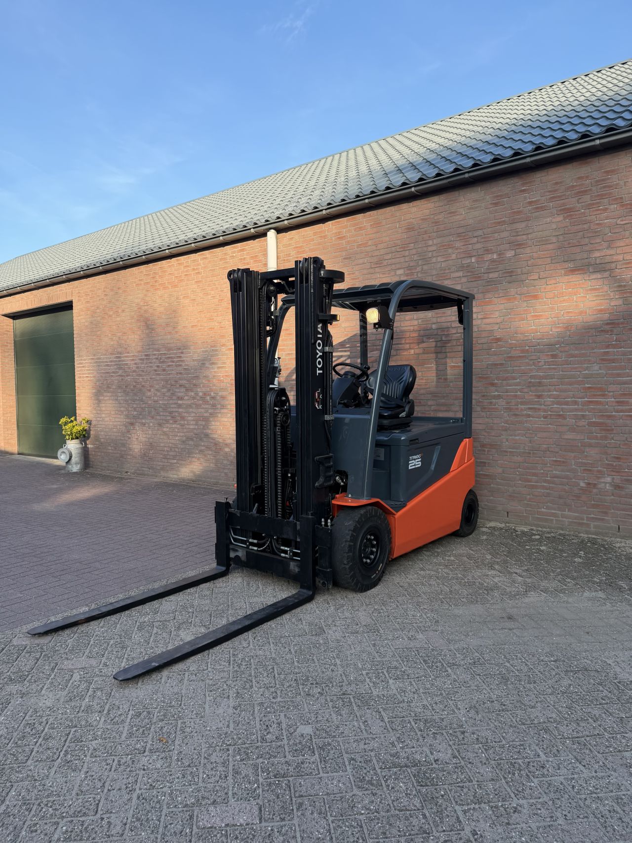 Toyota 8FBMT25 2500kg triplo elektrische heftruck