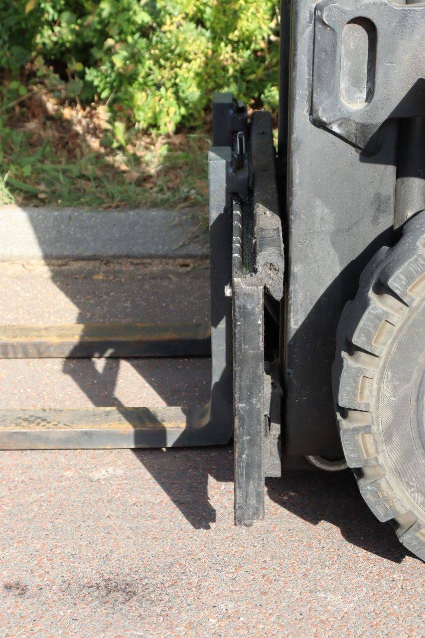 Forklift Yale GLP25TF V2420 LPG 2460kg 3.83m 2003