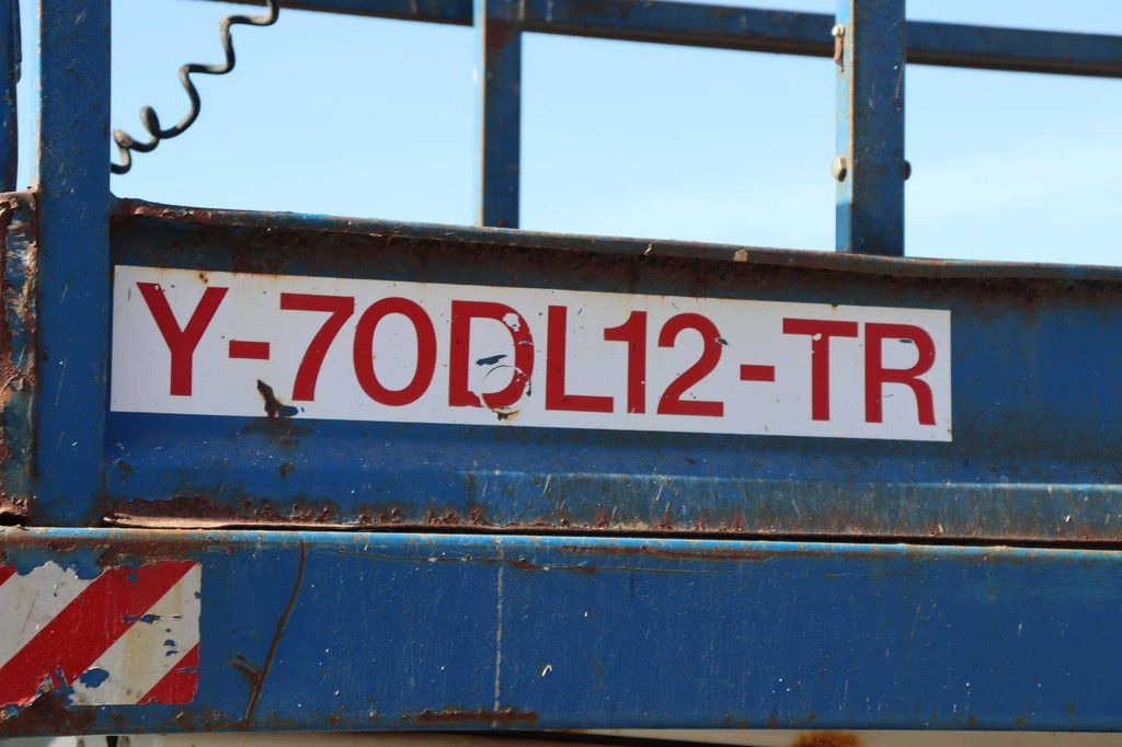 Scissor Lift Holland Lift Y-70DL12-TR Electric+Diesel 9m 2004