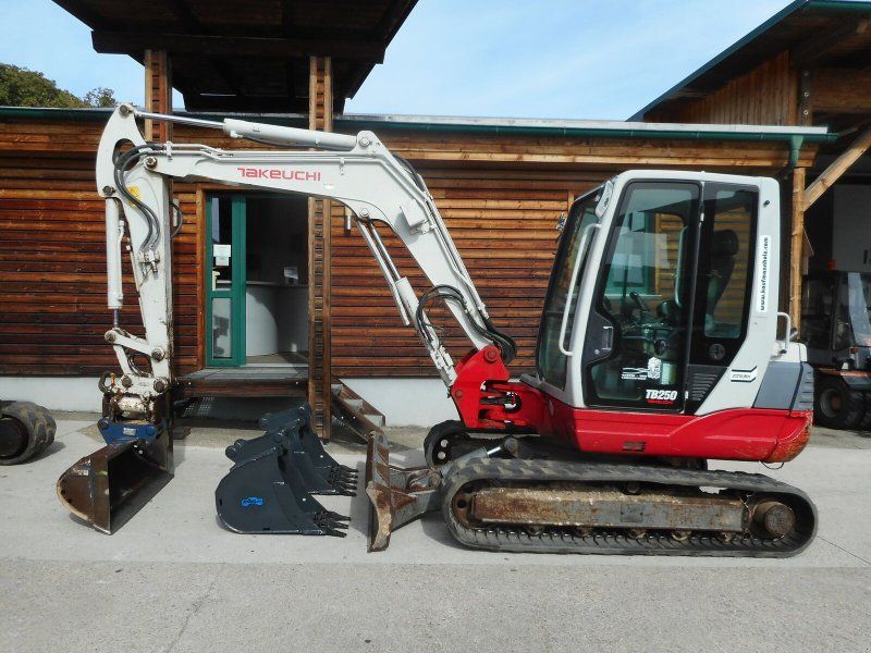 Takeuchi TB 250 ( 4.965kg ) POWERTILT hydr. SW 3 Löffel
