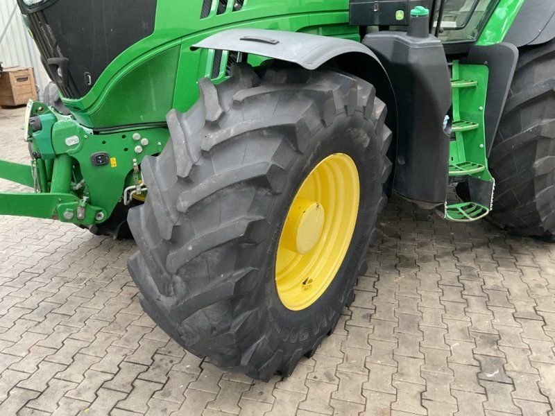John Deere 6215R