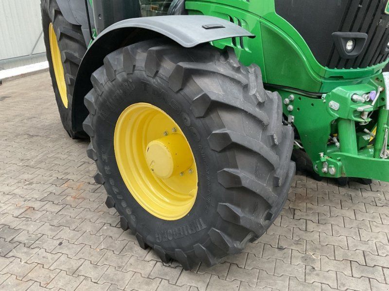 John Deere 6215R