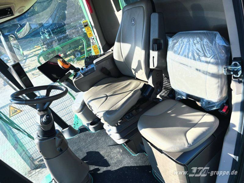 John Deere T670