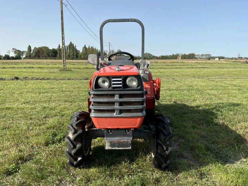 Kubota Granbia L GB18 – Minitraktor mit Allradantrieb und Bodenfräse