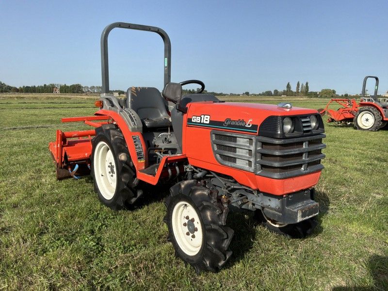 Kubota Granbia L GB18 – Minitraktor mit Allradantrieb und Bodenfräse