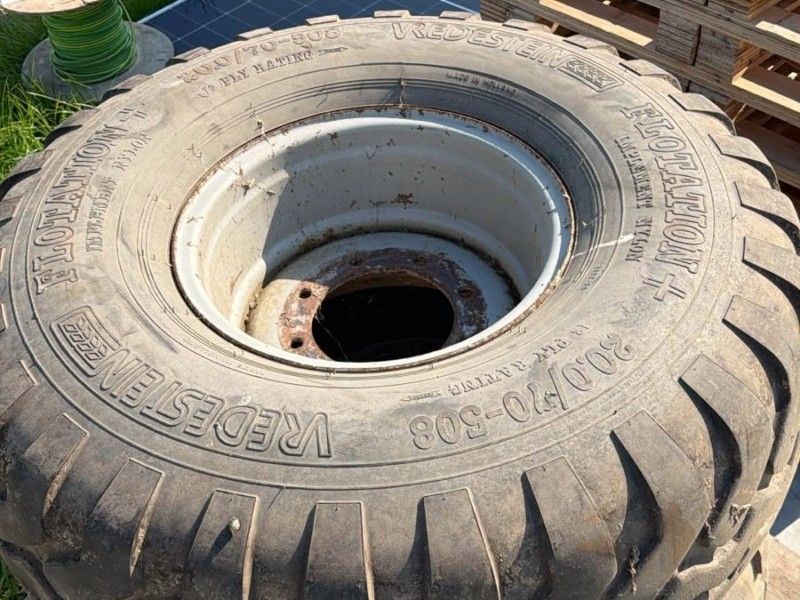 Vredestein Flotation+ 20.0/70-508 tire on rim (2)