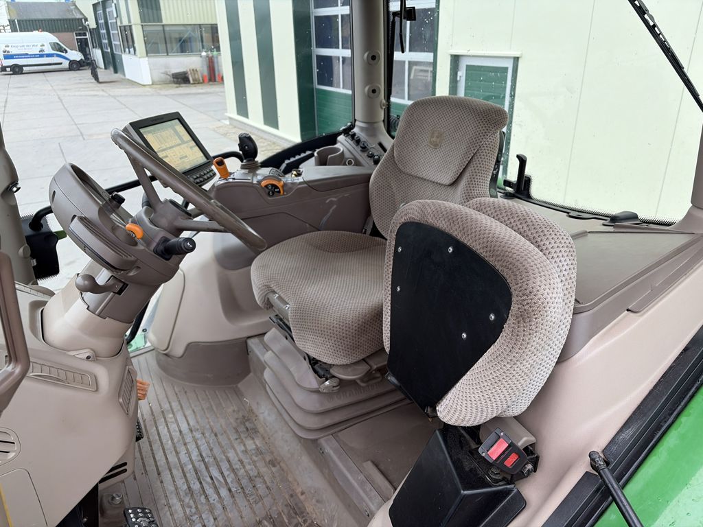 John Deere 6215R