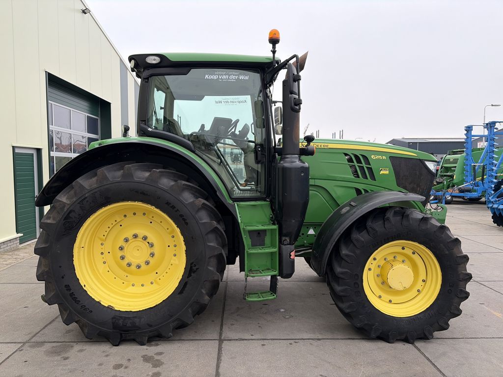 John Deere 6215R
