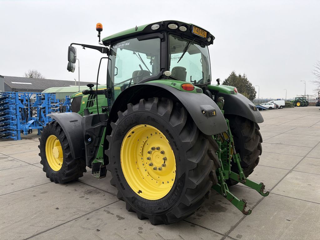 John Deere 6215R