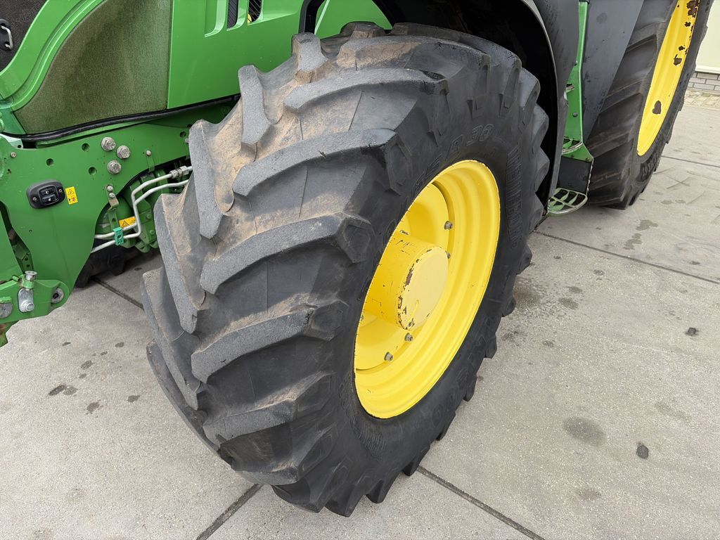 John Deere 6215R