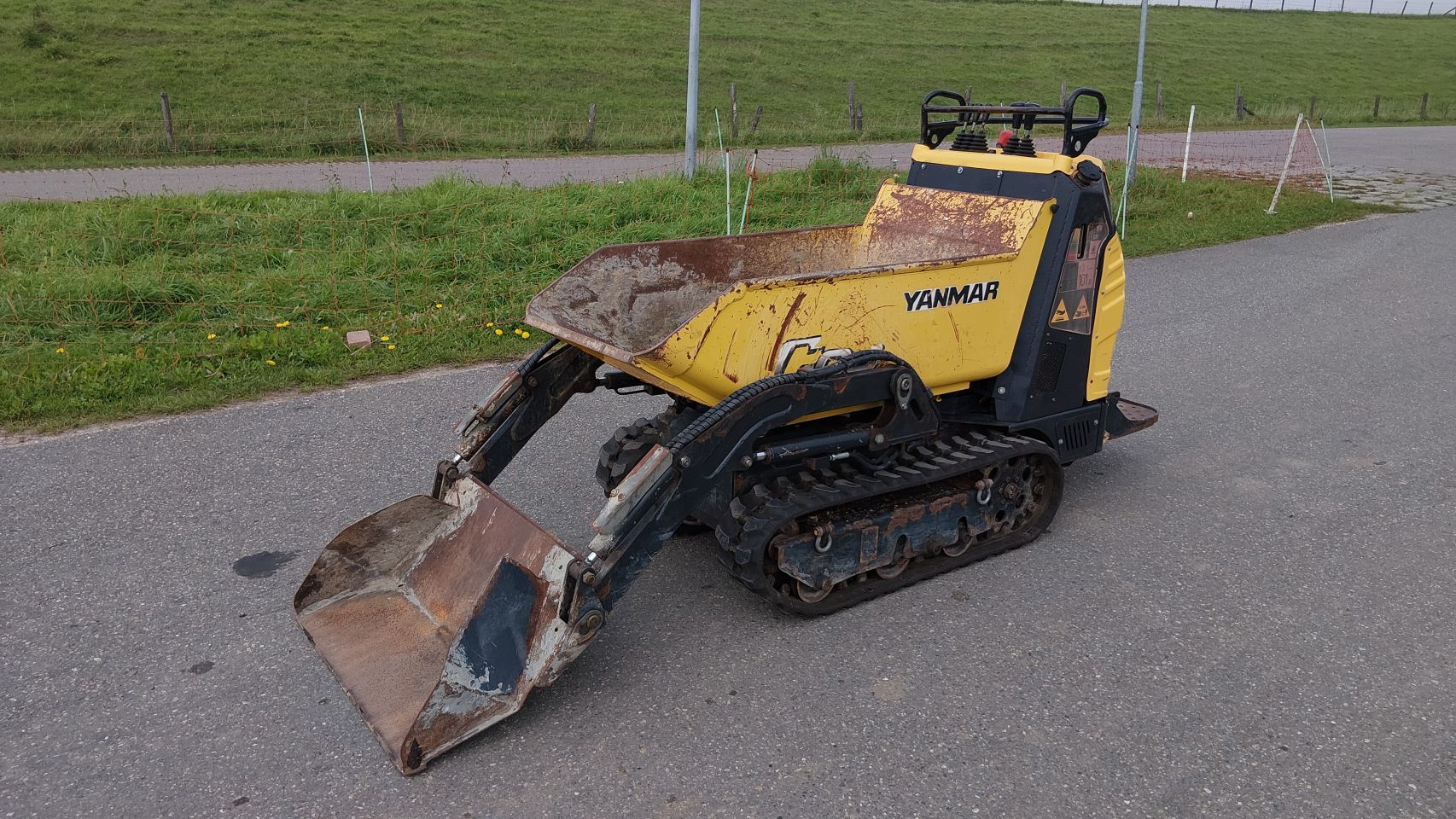 Yanmar C08 rupsdumper met schepbak (bj2016)