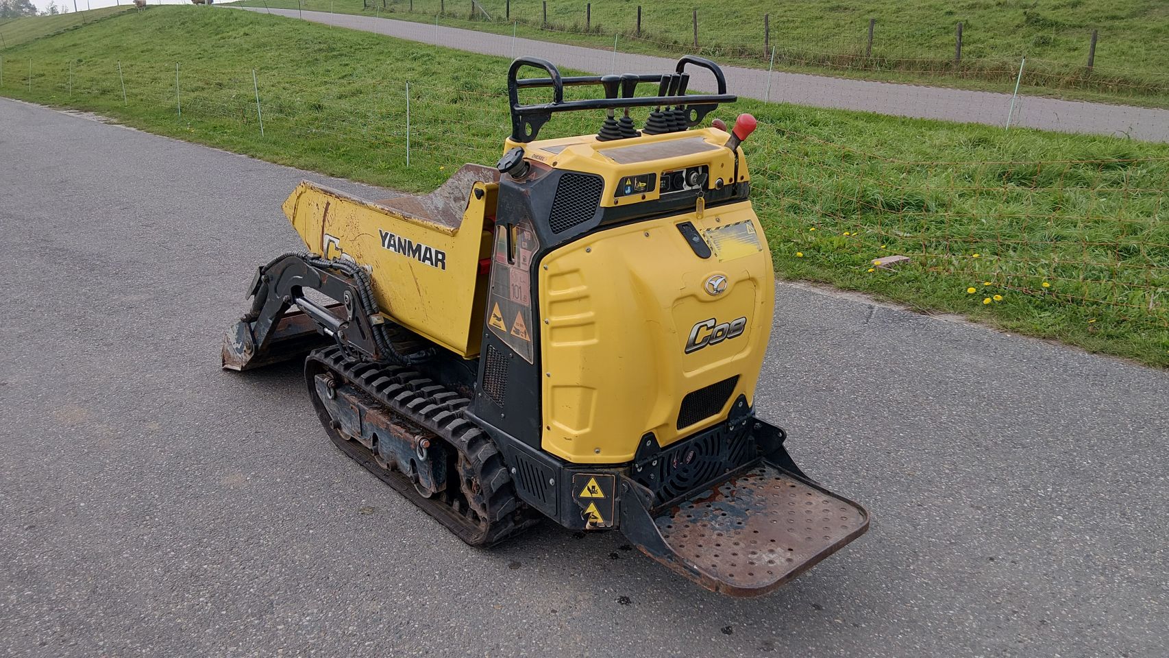 Yanmar C08 rupsdumper met schepbak (bj2016)
