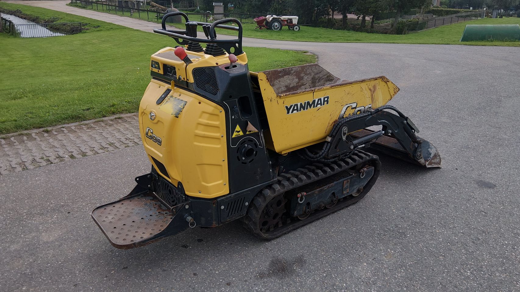 Yanmar C08 rupsdumper met schepbak (bj2016)