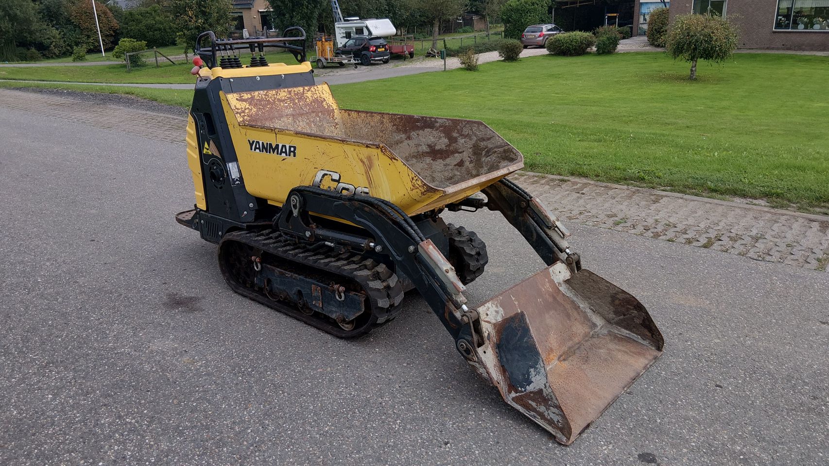 Yanmar C08 rupsdumper met schepbak (bj2016)