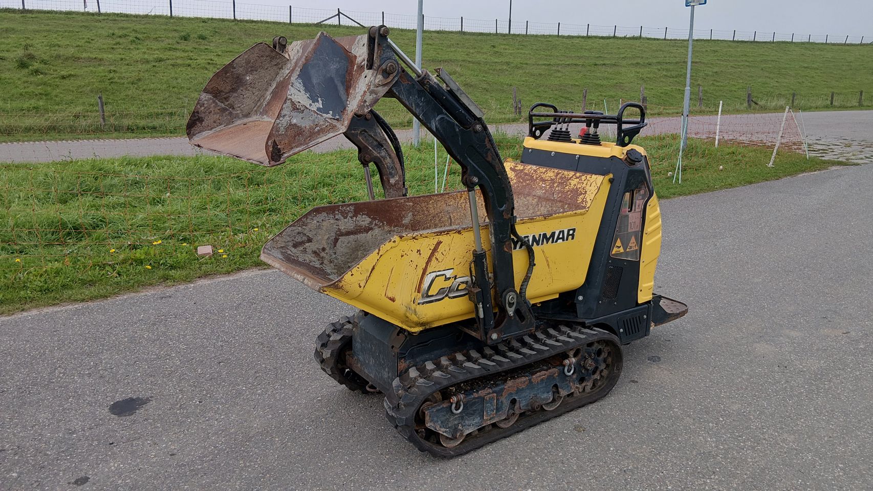 Yanmar C08 rupsdumper met schepbak (bj2016)