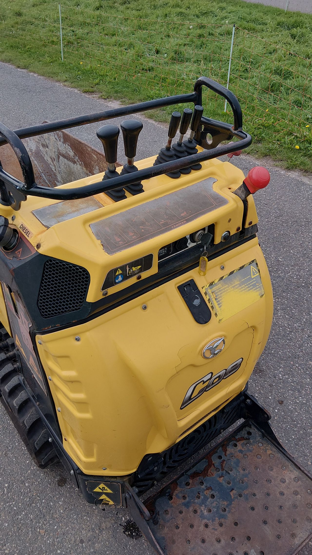 Yanmar C08 rupsdumper met schepbak (bj2016)