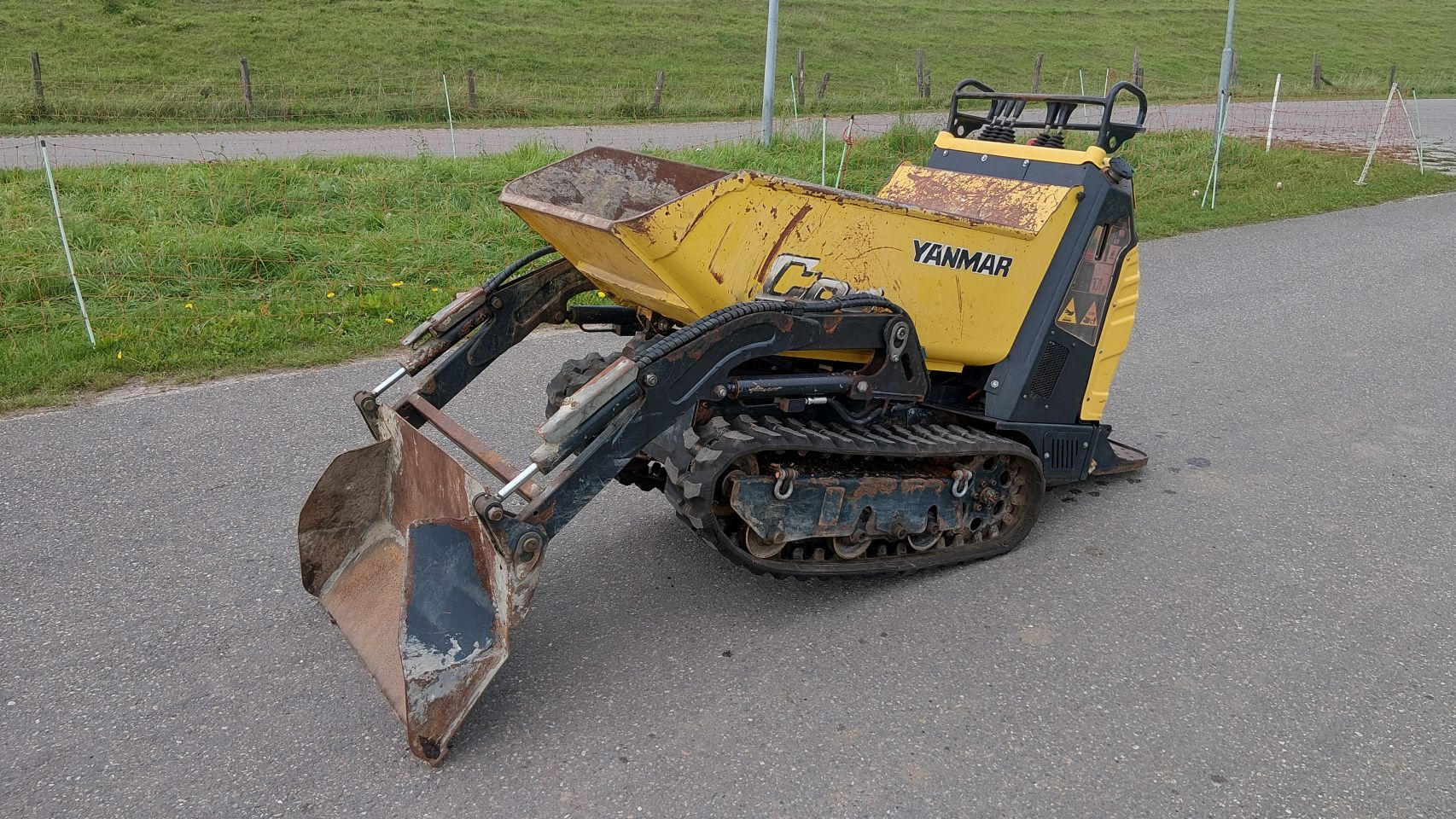 Yanmar C08 rupsdumper met schepbak (bj2016)