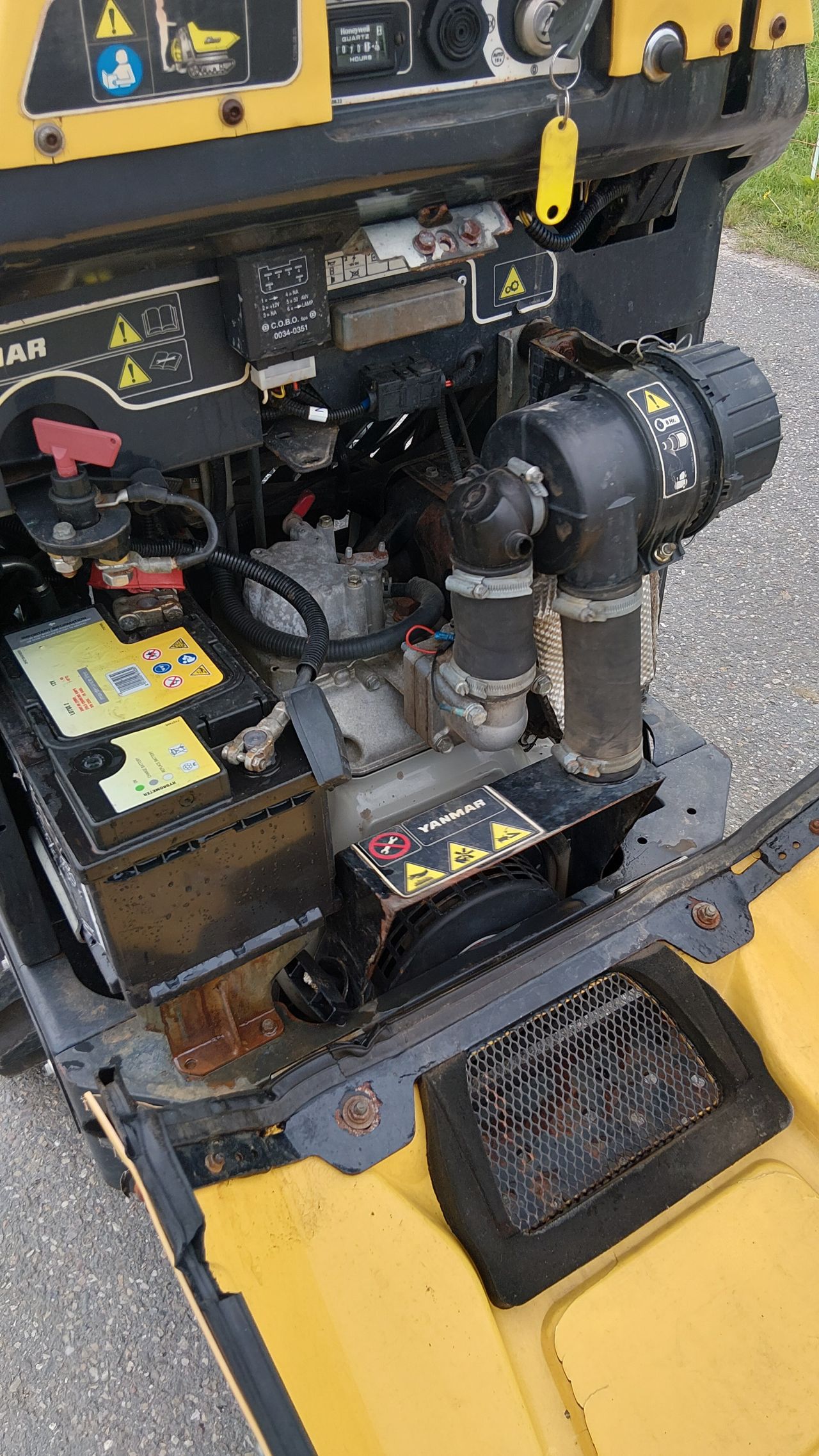 Yanmar C08 rupsdumper met schepbak (bj2016)