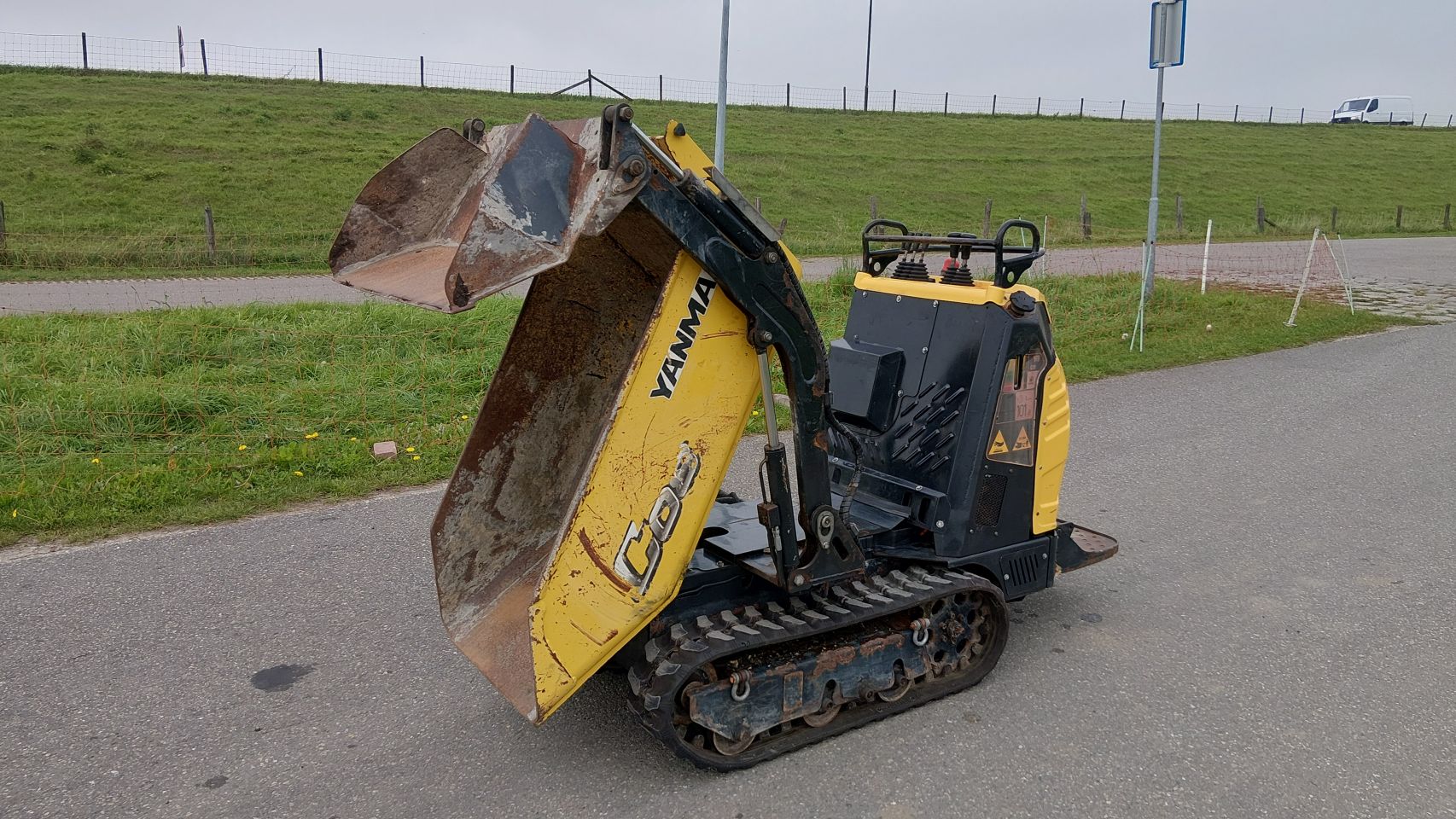 Yanmar C08 rupsdumper met schepbak (bj2016)