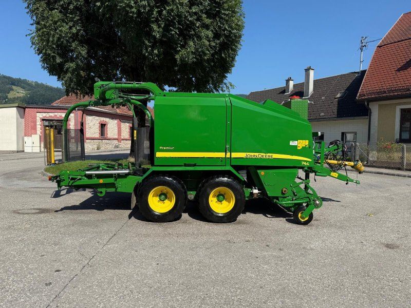 John Deere Rund 744