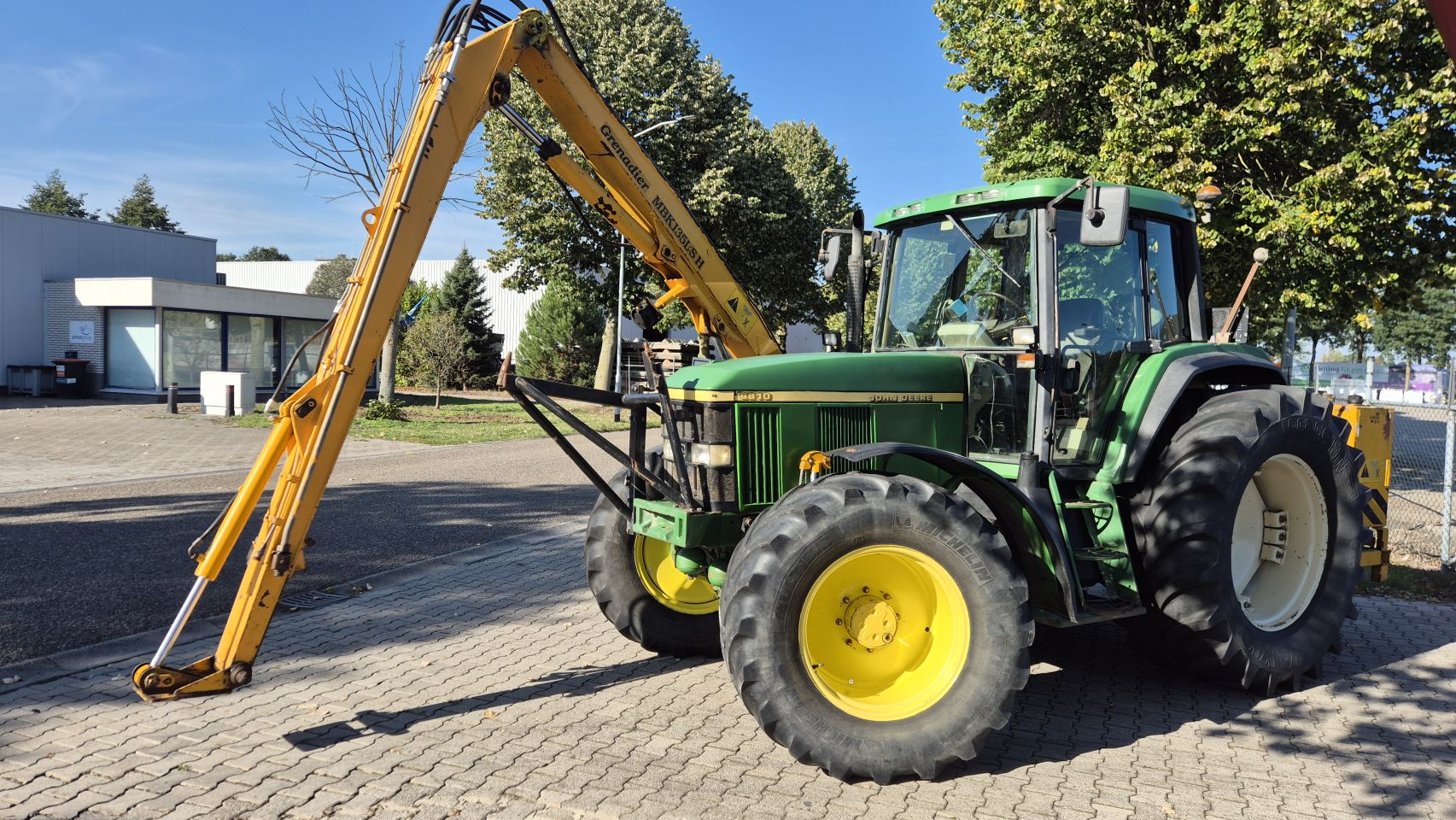 JOHN DEERE 6810 PQ+, kruip, airco, TLS, Herder MBK135LSH maaiarm