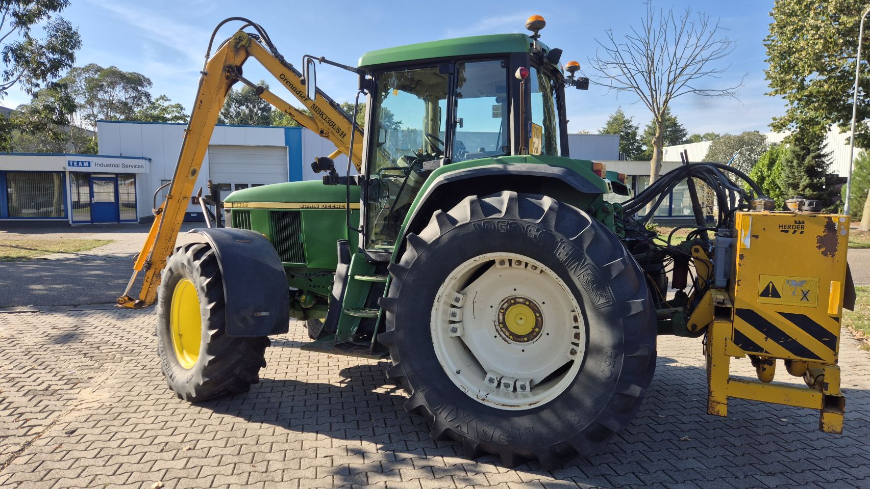 JOHN DEERE 6810 PQ+, kruip, airco, TLS, Herder MBK135LSH maaiarm
