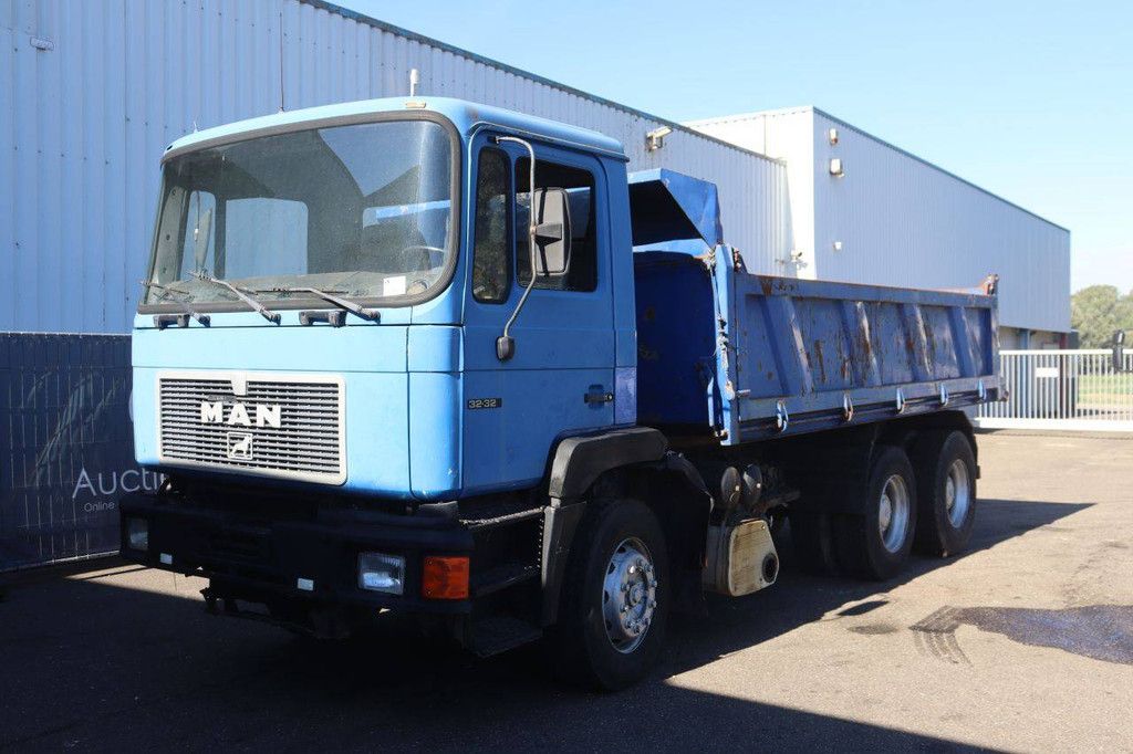 MAN 32.322 Diesel-Kipper, Baujahr 1996