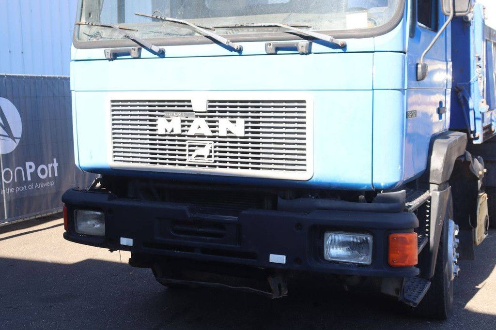 MAN 32.322 Diesel-Kipper, Baujahr 1996