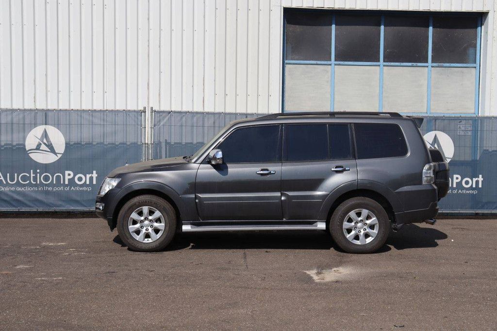 SUV Mitsubishi Pajero Petrol 2015