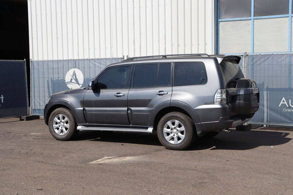 SUV Mitsubishi Pajero Petrol 2015