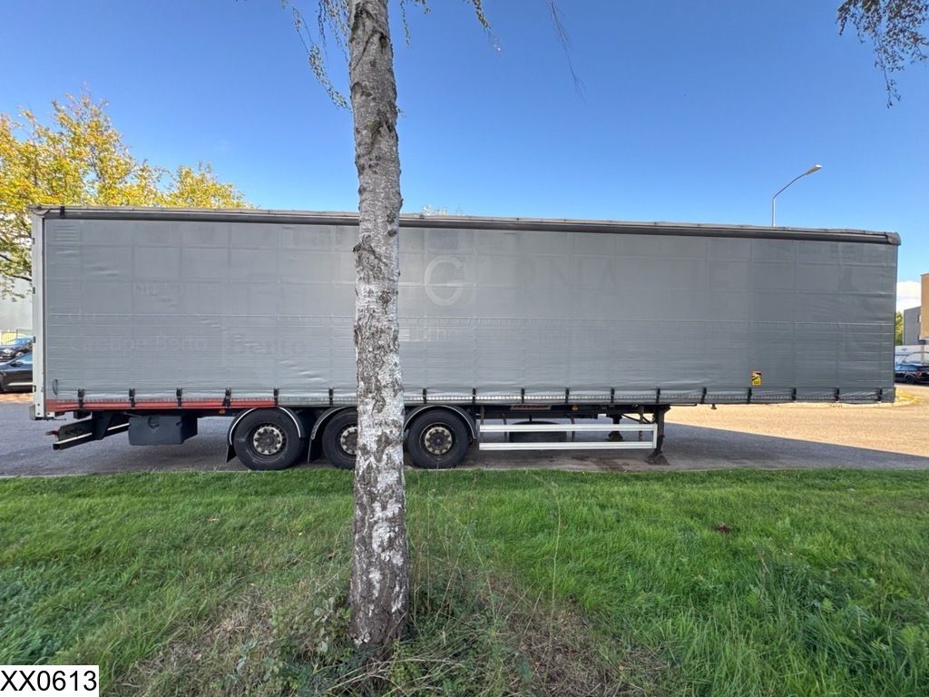 Fruehauf Tautliner Lift axle