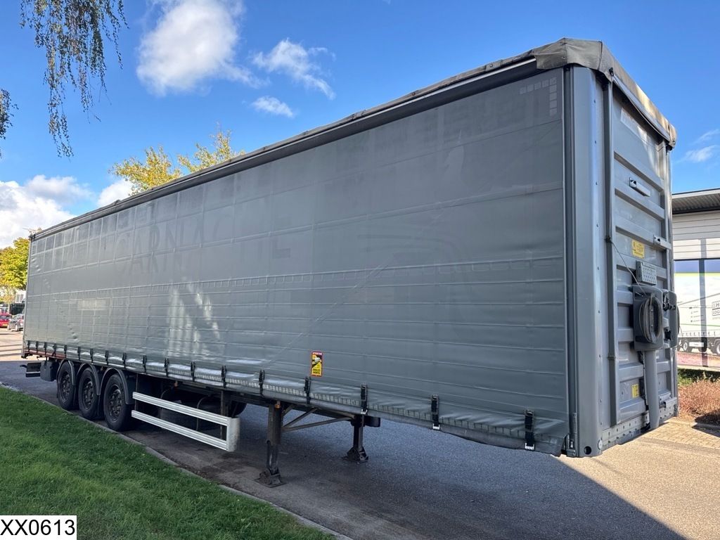 Fruehauf Tautliner Lift axle