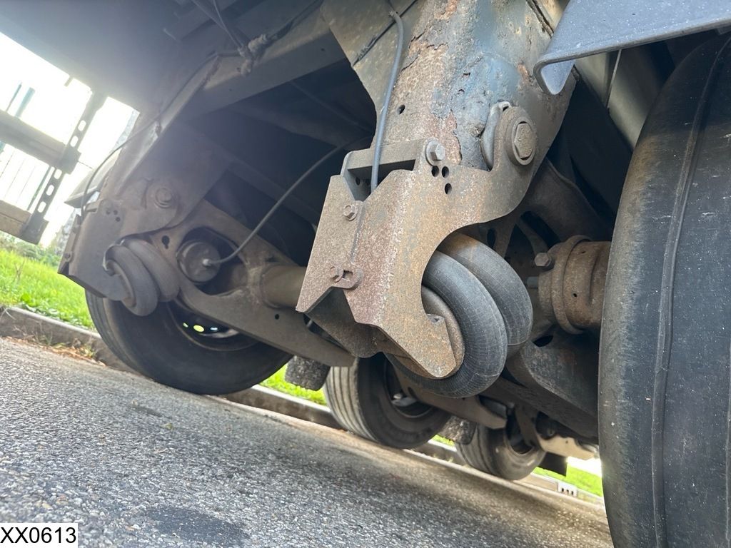 Fruehauf Tautliner Lift axle