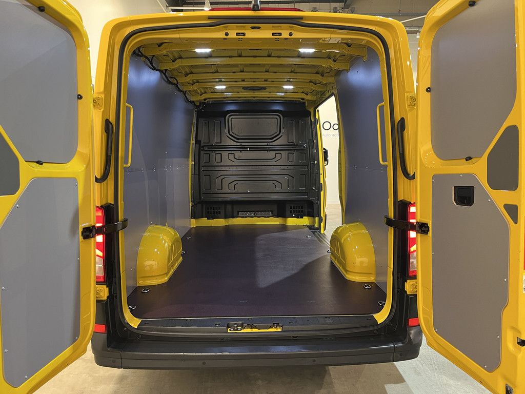 Volkswagen Crafter 35 2.0 TDI L3H2 140 PK / Euro 6 / 3.000 KG Trekgewicht / Airco / Camera / Carplay