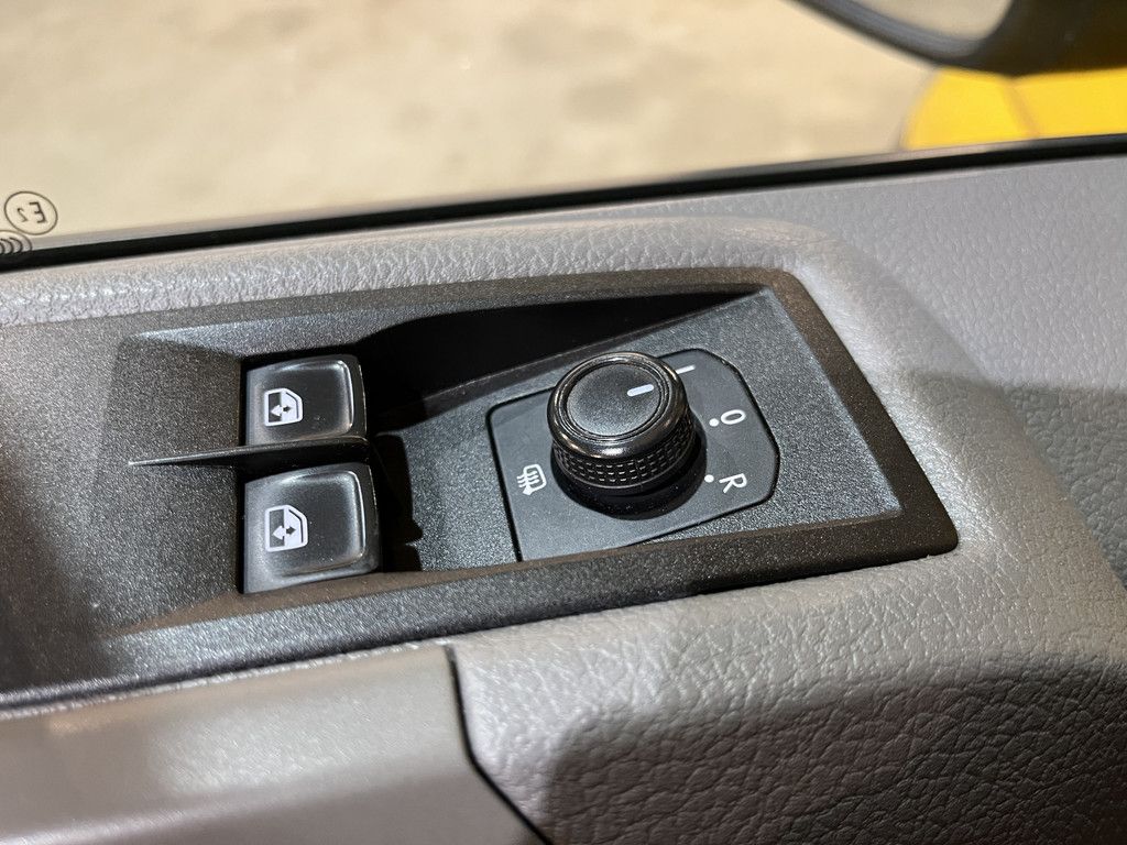 Volkswagen Crafter 35 2.0 TDI L3H2 140 PK / Euro 6 / 3.000 KG Trekgewicht / Airco / Camera / Carplay