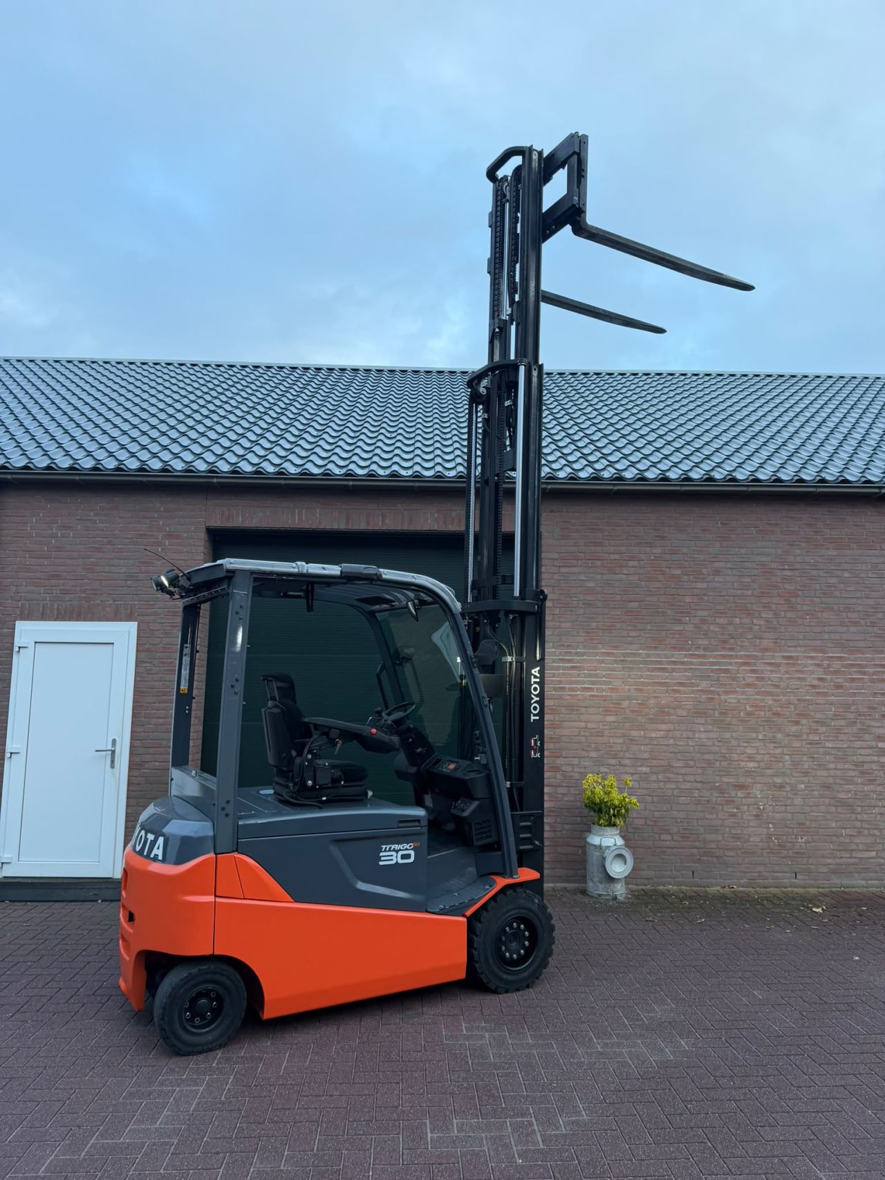 Toyota 8FBMT30 3000kg bj 2021 triplo elektrische heftruck
