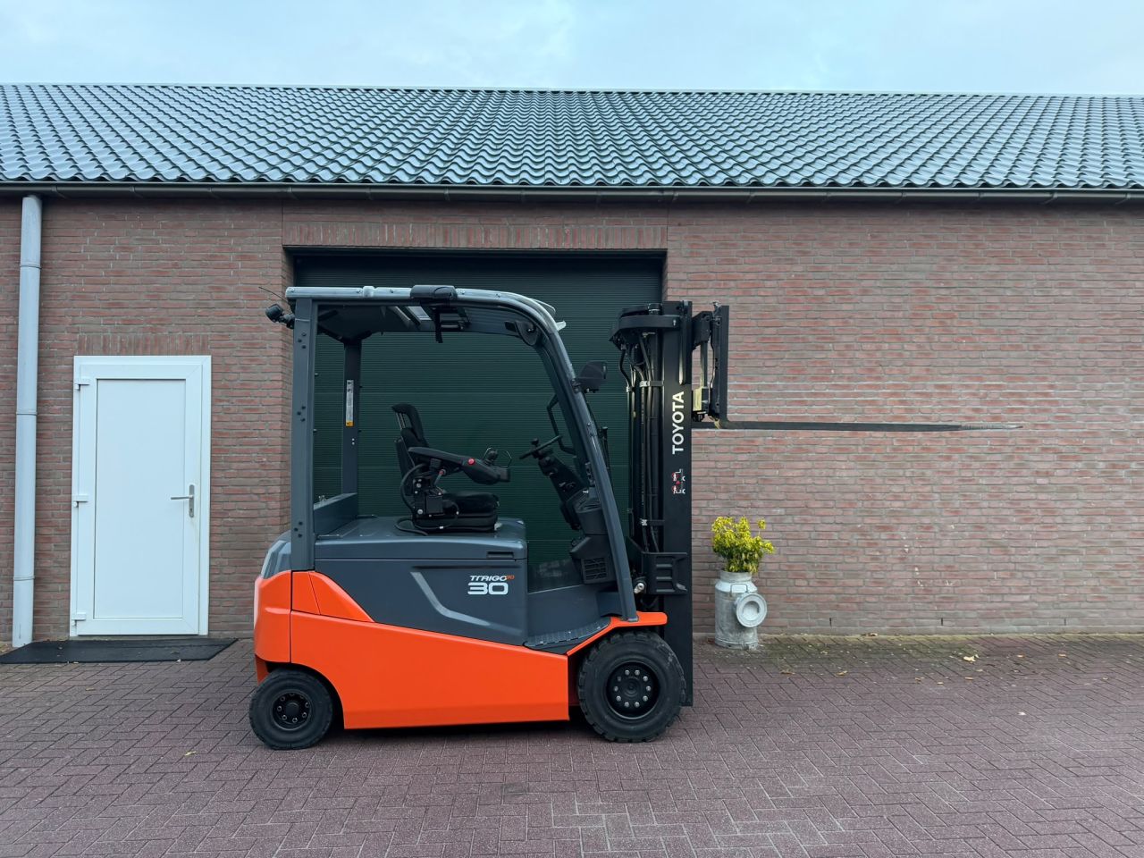 Toyota 8FBMT30 3000kg bj 2021 triplo elektrische heftruck