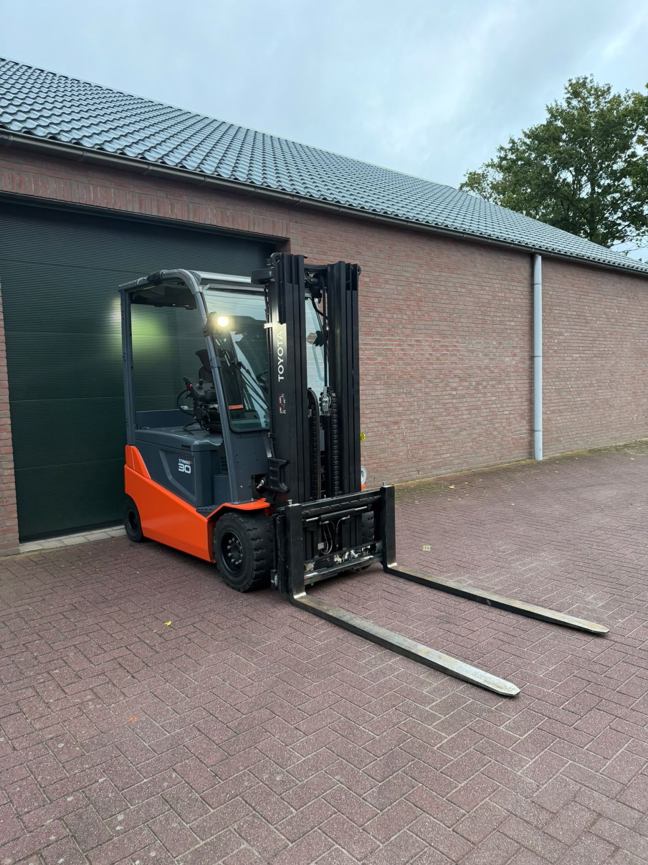 Toyota 8FBMT30 3000kg bj 2021 triplo elektrische heftruck