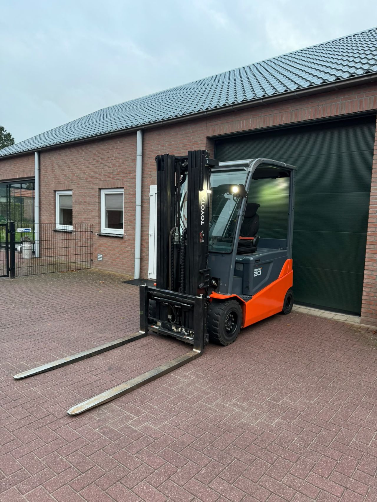 Toyota 8FBMT30 3000kg bj 2021 triplo elektrische heftruck