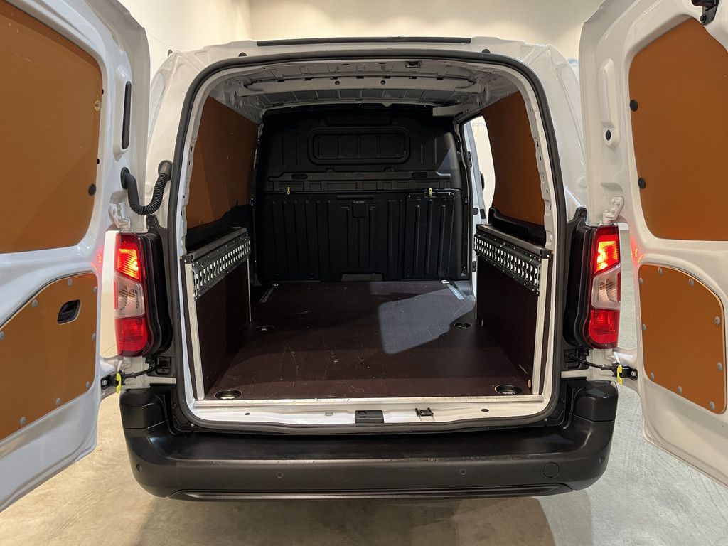 Peugeot e-Partner Premium Long 50 kWh / 100% elektrisch !! / SOH 95% / CCS Snelladen / Airco / Cruise Control / Camera / CarPlay / Navigatie / 3-Zits / 4.900 KM !!