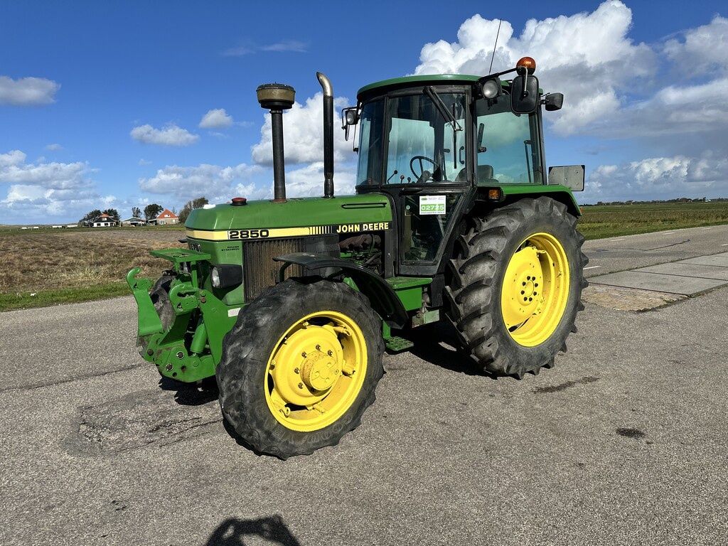 John Deere 2850