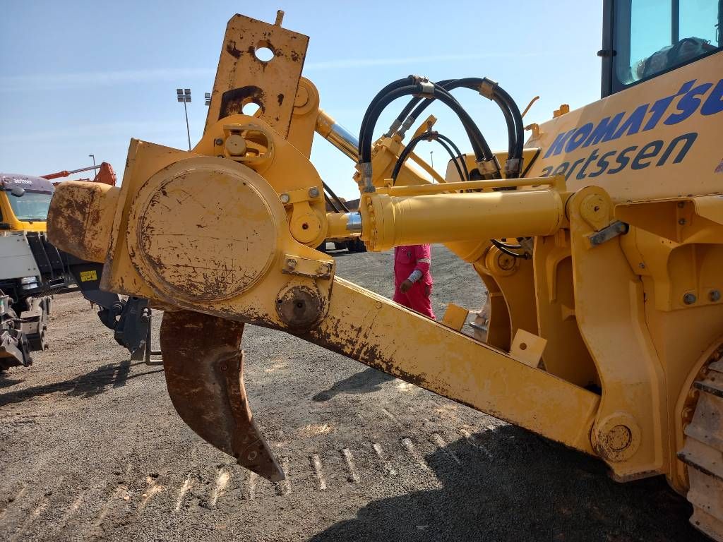 Komatsu D155A-6R (4pcs available for sale in Abu Dhabi)