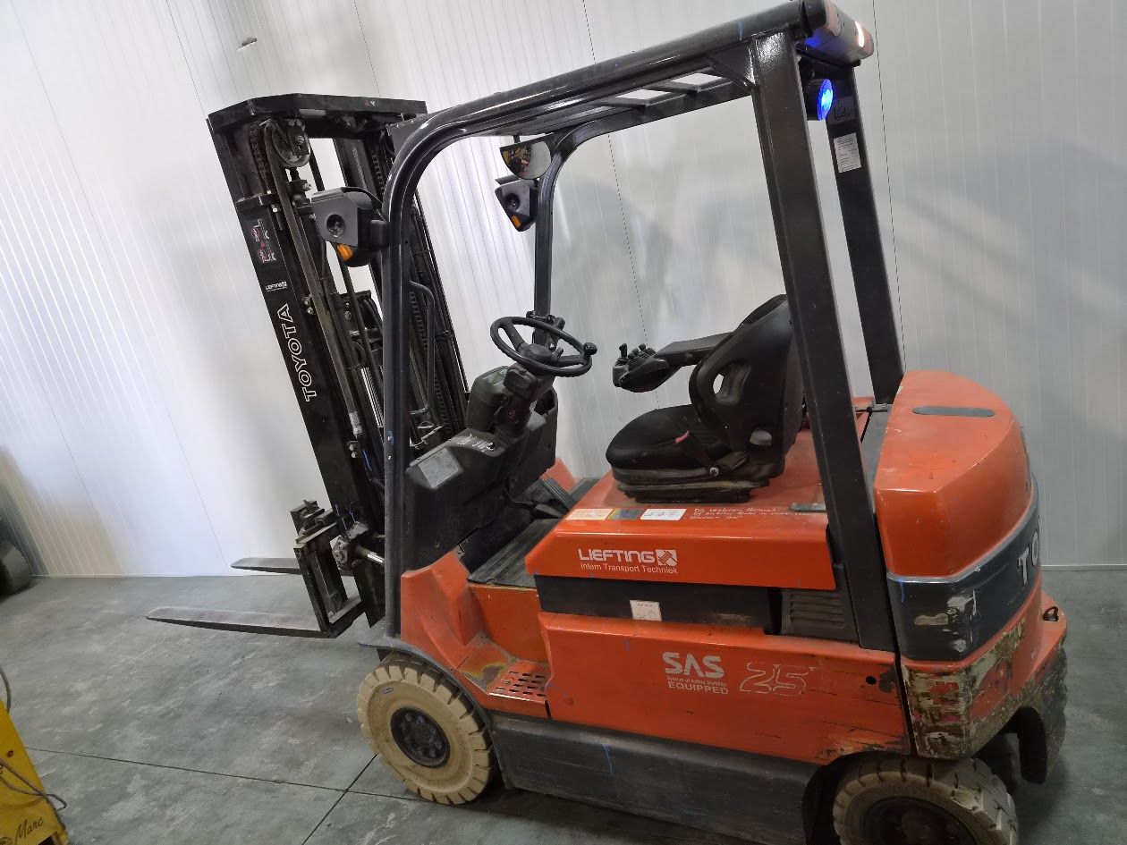 Toyota heftruck 7FBMF25 triplex 550cm sideshift