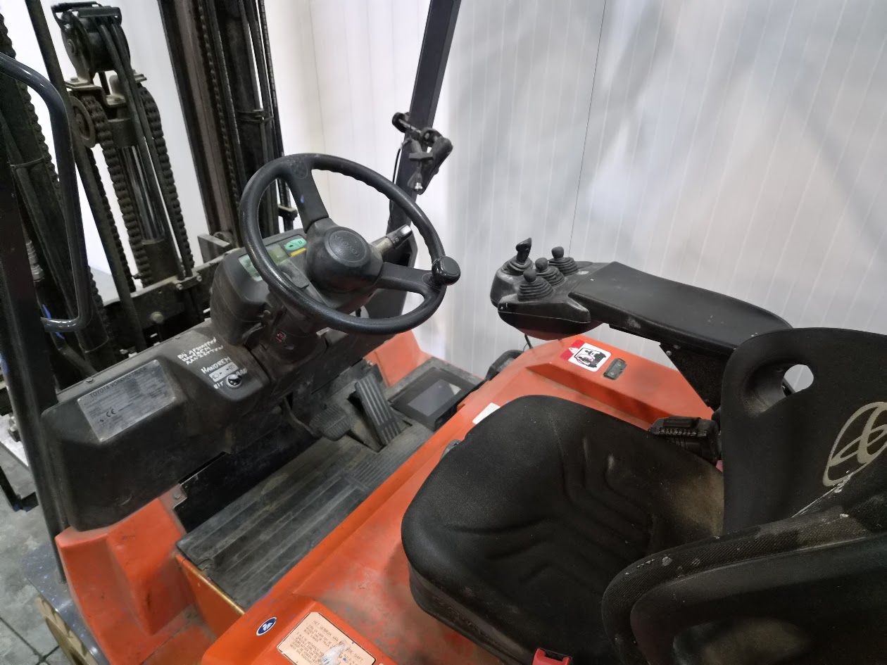 Toyota heftruck 7FBMF25 triplex 550cm sideshift